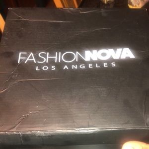 I’m selling my fashion nova shoes size 11 can’t fit never worn still in package